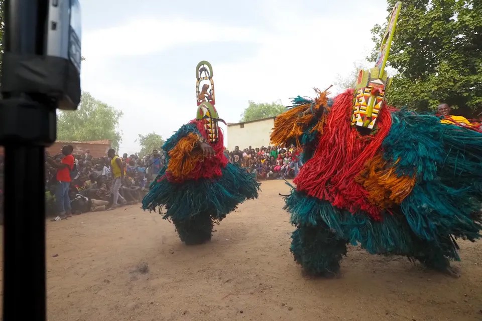 Contemporary reinterpretations of masquerades in festivals and&nbsp;carnivals
